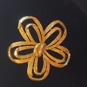 Vintage Trifari Goldtone Bow Brooch